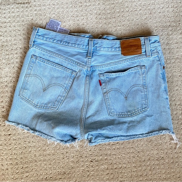 Levi’s Wedgie Light Wash Short - Picture 2 of 2